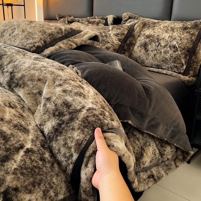 91家纺网 家纺一手货源 找家纺 极简 2025新款兔毛绒牛奶绒宽边四件套 芙洛-灰