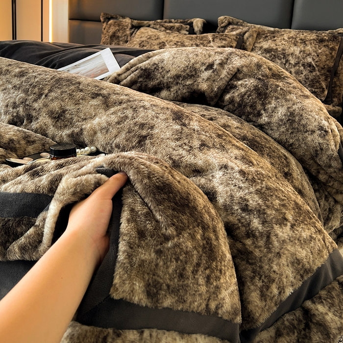 91家纺网 家纺一手货源 找家纺 极简 2025新款兔毛绒牛奶绒宽边四件套 芙洛-灰