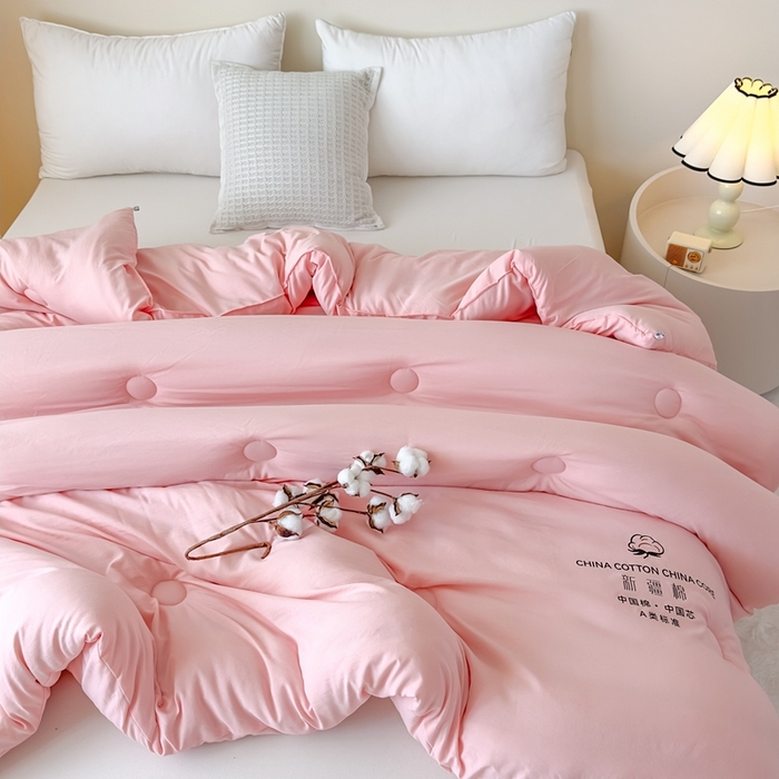 91家纺网 家纺一手货源 找家纺 承柔家纺 2025年新款纯色水洗棉棉花被冬被被子被芯 粉色