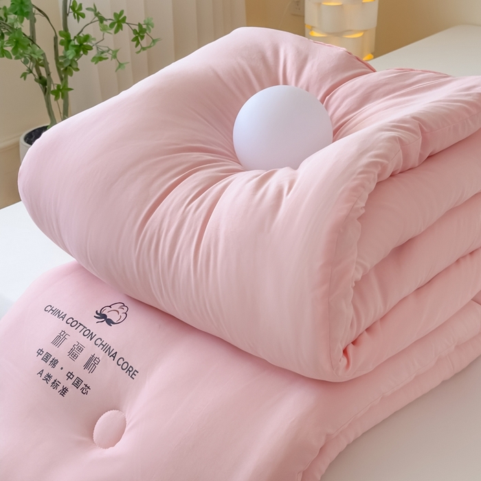 91家纺网 家纺一手货源 找家纺 承柔家纺 2025年新款纯色水洗棉棉花被冬被被子被芯 粉色