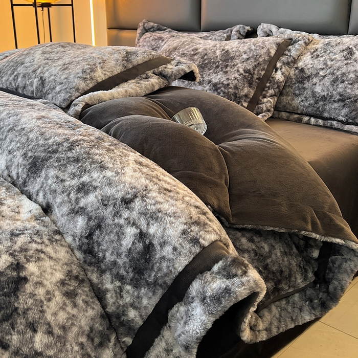 91家纺网 家纺一手货源 找家纺 极简 2025新款兔毛绒牛奶绒宽边四件套 芙洛-蓝