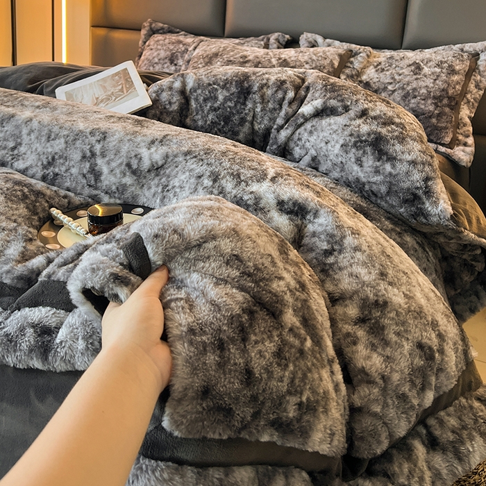 91家纺网 家纺一手货源 找家纺 极简 2025新款兔毛绒牛奶绒宽边四件套 芙洛-蓝