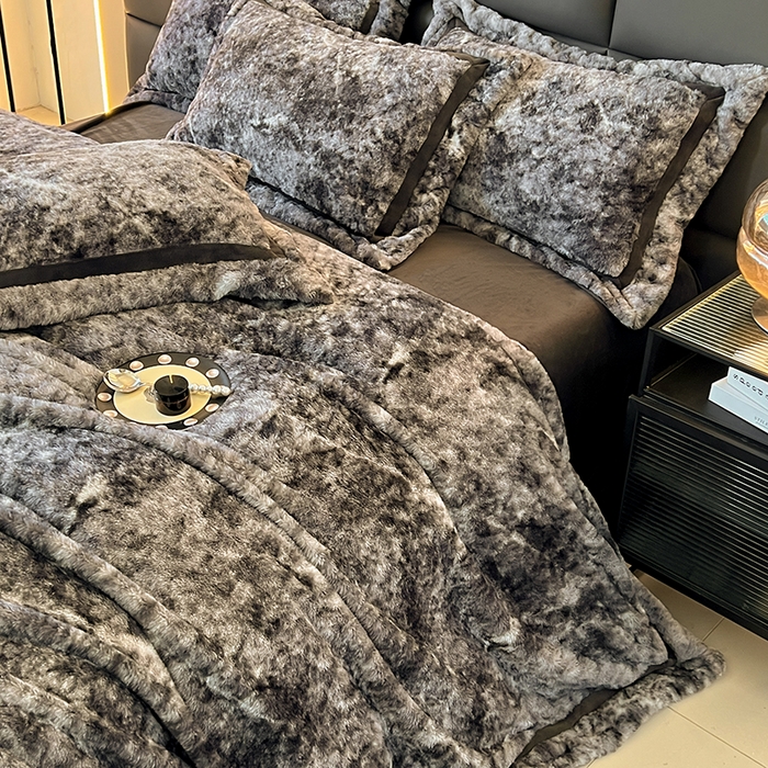 91家纺网 家纺一手货源 找家纺 极简 2025新款兔毛绒牛奶绒宽边四件套 芙洛-蓝