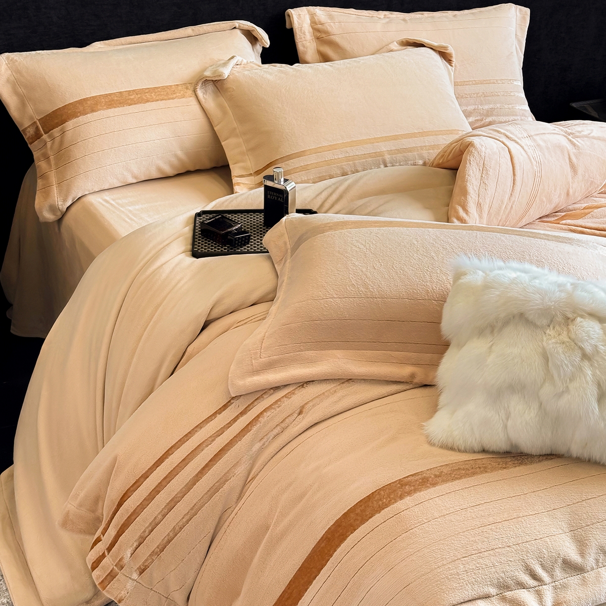 91家纺网 家纺一手货源 找家纺 奥汀洛家纺 2025新款高克重托卡斯雪貂绒牛奶绒四件套-瑞拉系列 瑞拉-驼