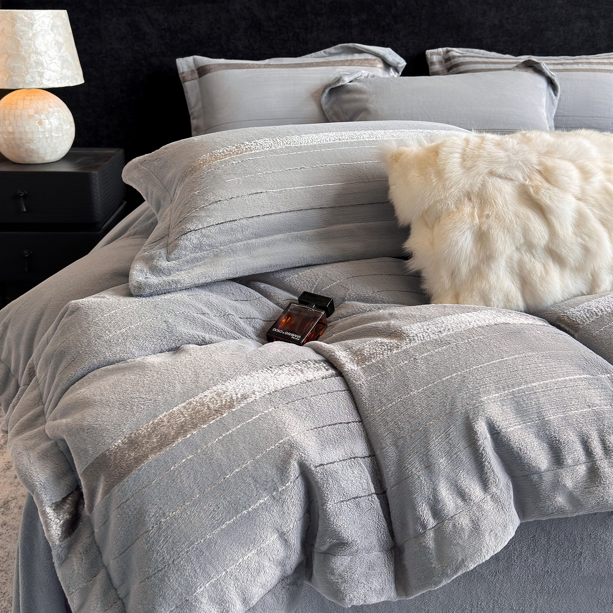 91家纺网 家纺一手货源 找家纺 奥汀洛家纺 2025新款高克重托卡斯雪貂绒牛奶绒四件套-瑞拉系列 瑞拉-灰