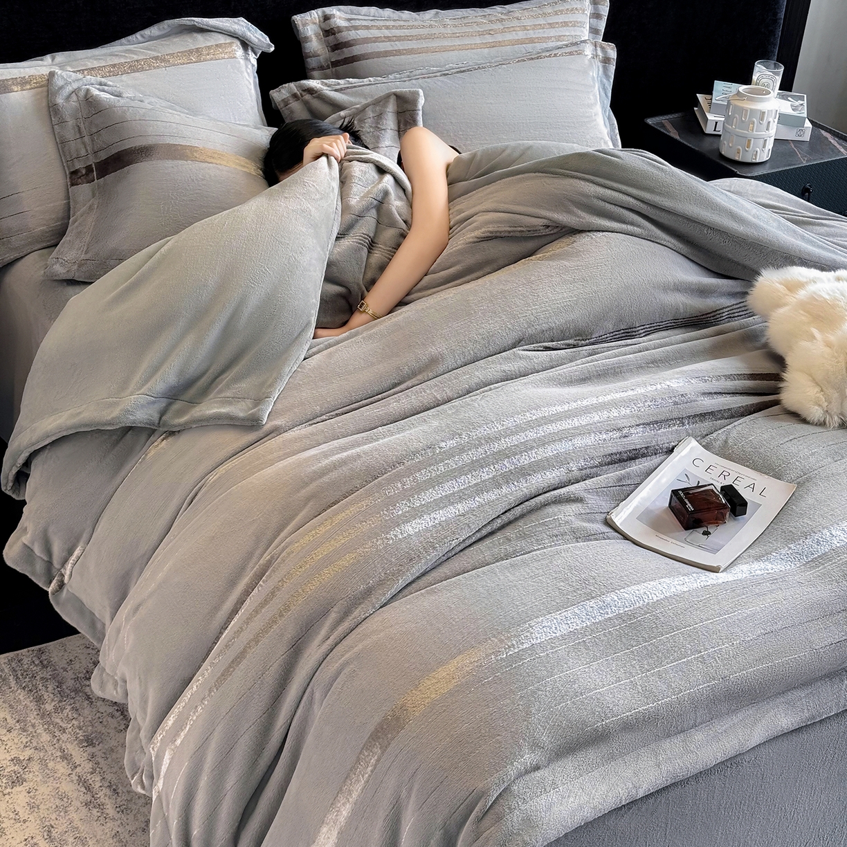 91家纺网 家纺一手货源 找家纺 奥汀洛家纺 2025新款高克重托卡斯雪貂绒牛奶绒四件套-瑞拉系列 瑞拉-灰