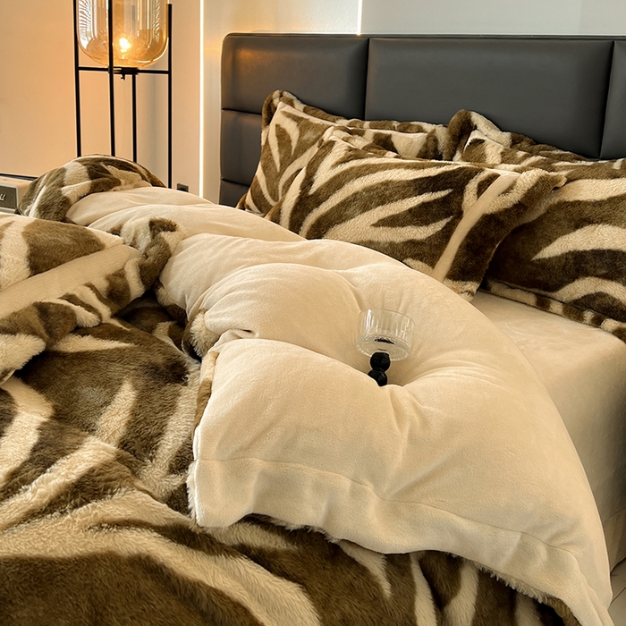 91家纺网 家纺一手货源 找家纺 极简 2025新款兔毛绒牛奶绒宽边四件套 阿尔瓦罗-咖