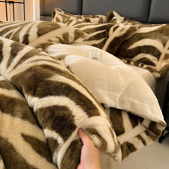 91家纺网 家纺一手货源 找家纺 极简 2025新款兔毛绒牛奶绒宽边四件套 阿尔瓦罗-咖