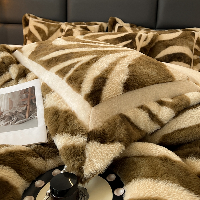 91家纺网 家纺一手货源 找家纺 极简 2025新款兔毛绒牛奶绒宽边四件套 阿尔瓦罗-咖