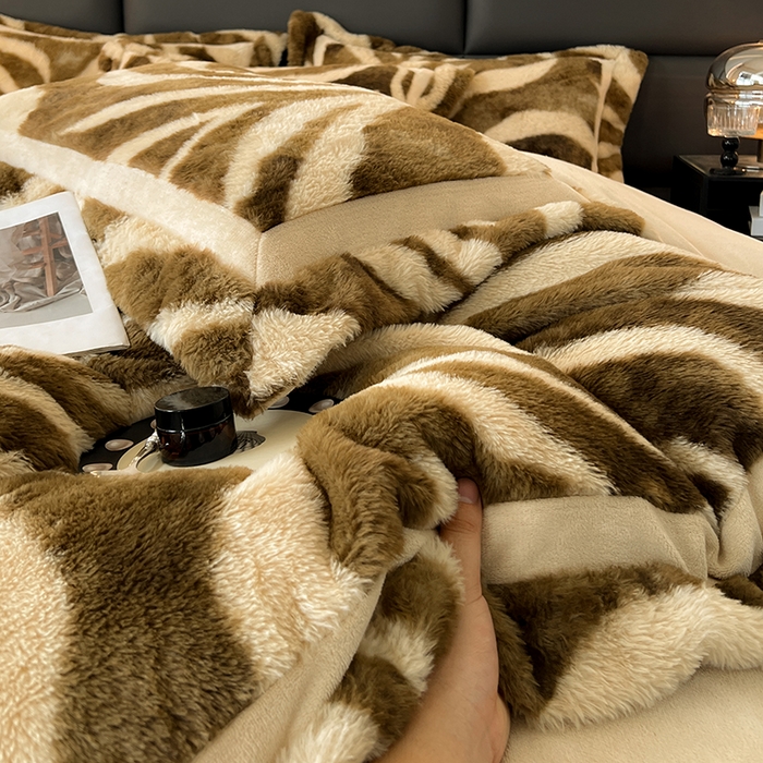 91家纺网 家纺一手货源 找家纺 极简 2025新款兔毛绒牛奶绒宽边四件套 阿尔瓦罗-咖