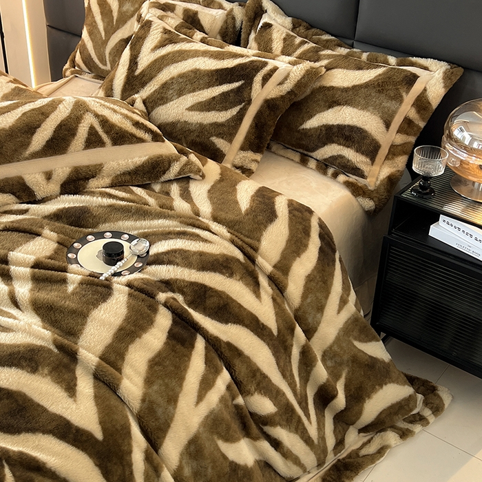 91家纺网 家纺一手货源 找家纺 极简 2025新款兔毛绒牛奶绒宽边四件套 阿尔瓦罗-咖