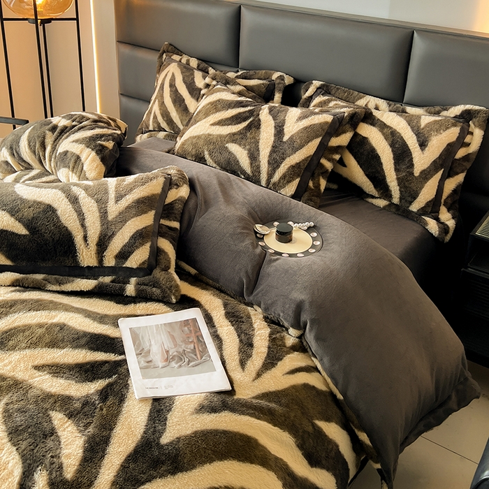 91家纺网 家纺一手货源 找家纺 极简 2025新款兔毛绒牛奶绒宽边四件套 阿尔瓦罗-蓝