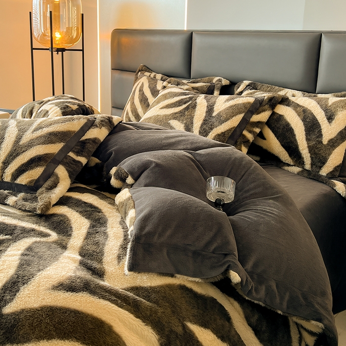 91家纺网 家纺一手货源 找家纺 极简 2025新款兔毛绒牛奶绒宽边四件套 阿尔瓦罗-蓝