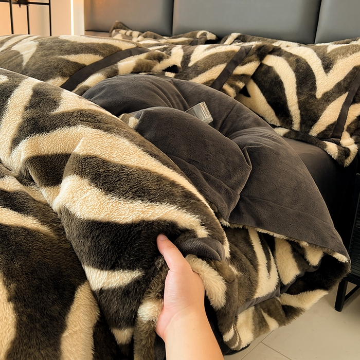 91家纺网 家纺一手货源 找家纺 极简 2025新款兔毛绒牛奶绒宽边四件套 阿尔瓦罗-蓝