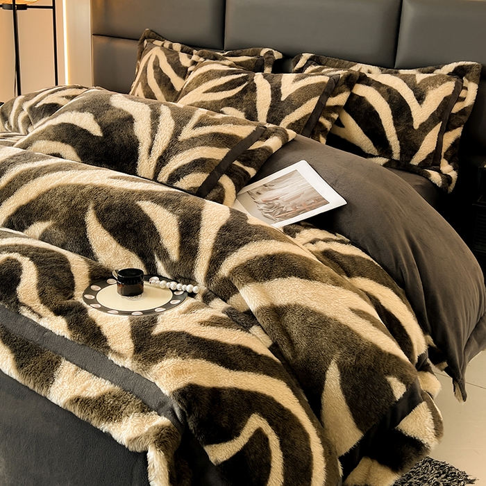 91家纺网 家纺一手货源 找家纺 极简 2025新款兔毛绒牛奶绒宽边四件套 阿尔瓦罗-蓝