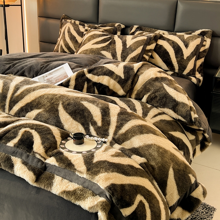 91家纺网 家纺一手货源 找家纺 极简 2025新款兔毛绒牛奶绒宽边四件套 阿尔瓦罗-蓝