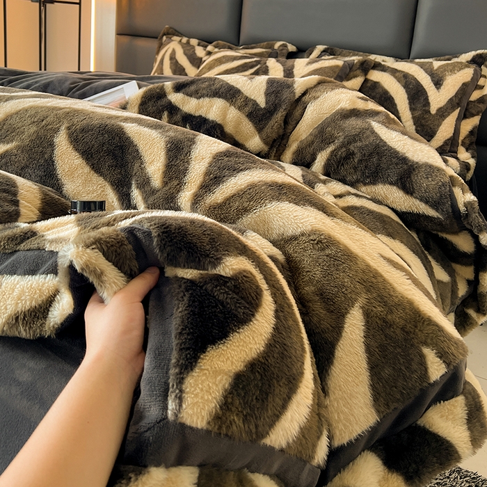 91家纺网 家纺一手货源 找家纺 极简 2025新款兔毛绒牛奶绒宽边四件套 阿尔瓦罗-蓝