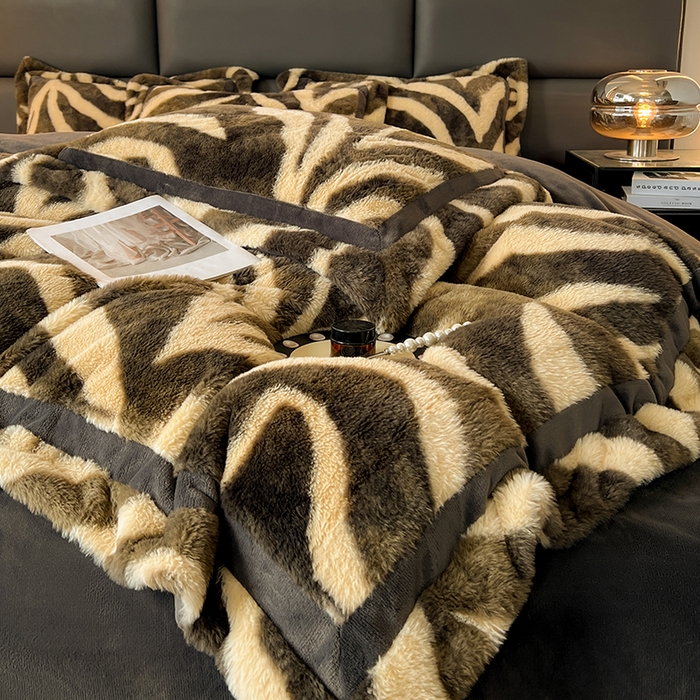 91家纺网 家纺一手货源 找家纺 极简 2025新款兔毛绒牛奶绒宽边四件套 阿尔瓦罗-蓝