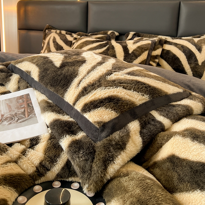 91家纺网 家纺一手货源 找家纺 极简 2025新款兔毛绒牛奶绒宽边四件套 阿尔瓦罗-蓝