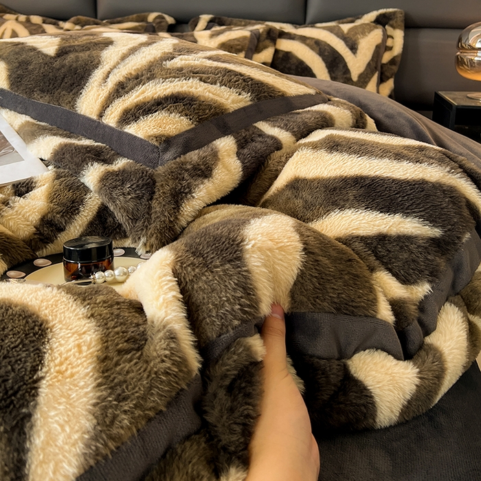 91家纺网 家纺一手货源 找家纺 极简 2025新款兔毛绒牛奶绒宽边四件套 阿尔瓦罗-蓝