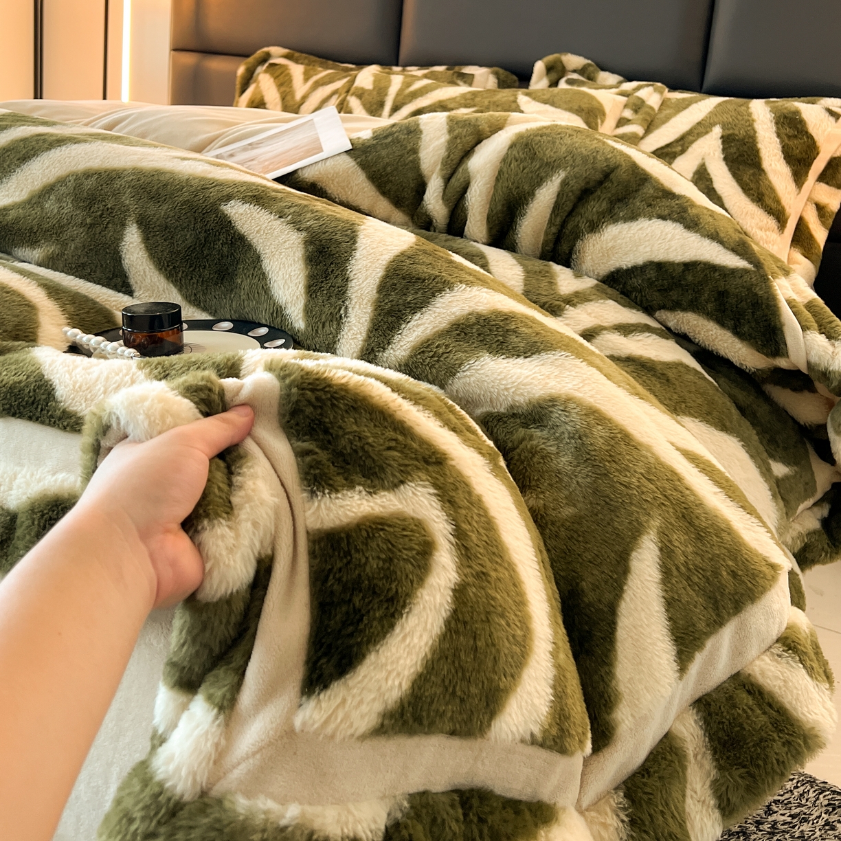 91家纺网 家纺一手货源 找家纺 极简 2025新款兔毛绒牛奶绒宽边四件套 阿尔瓦罗-绿