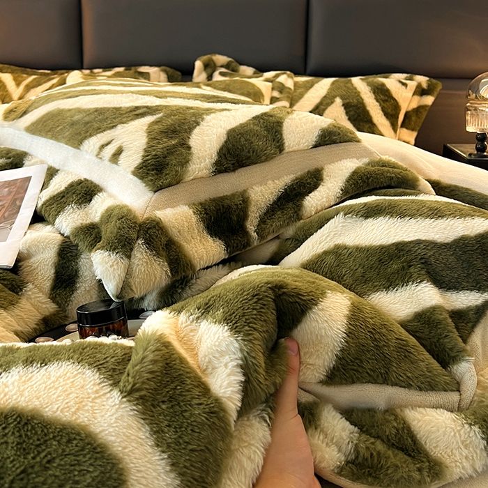 91家纺网 家纺一手货源 找家纺 极简 2025新款兔毛绒牛奶绒宽边四件套 阿尔瓦罗-绿