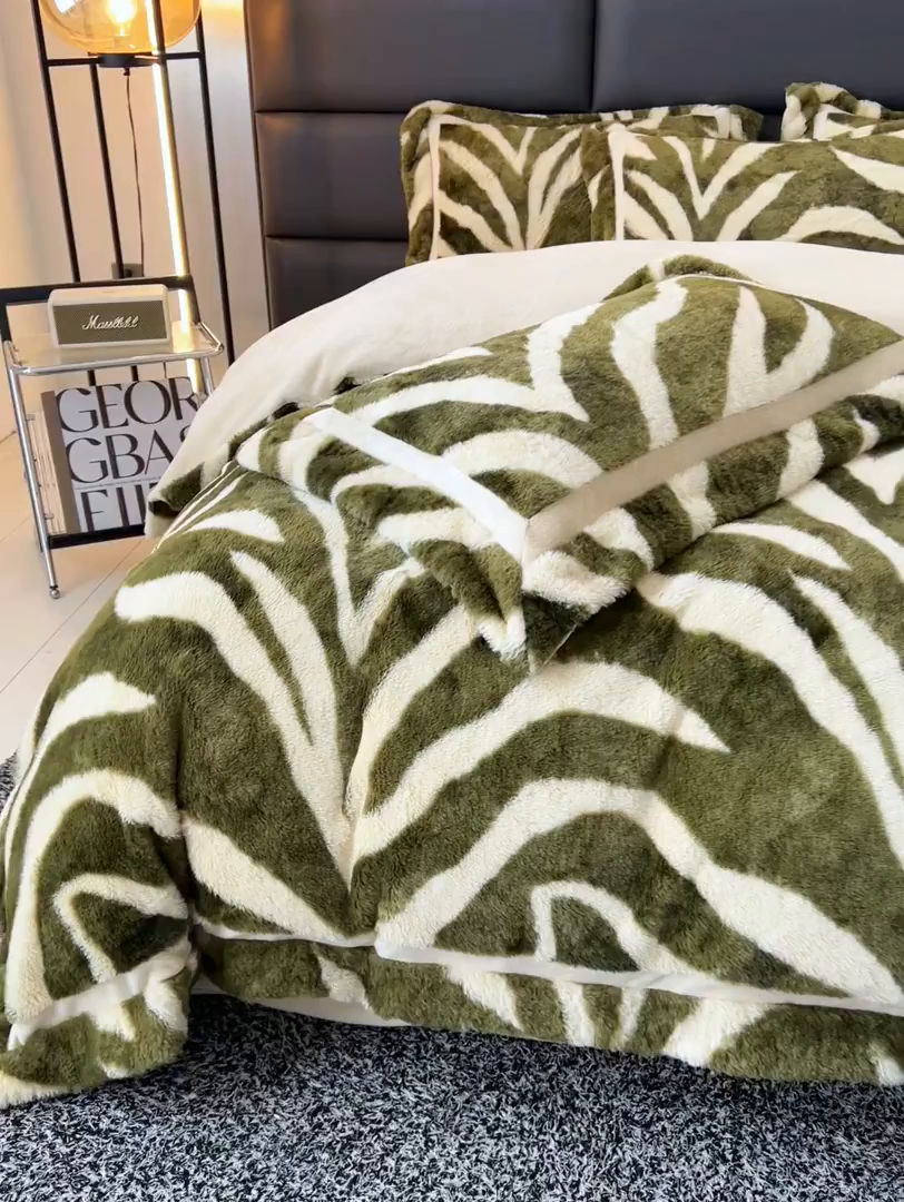 91家纺网 家纺一手货源 找家纺 极简 2025新款兔毛绒牛奶绒宽边四件套 阿尔瓦罗-绿