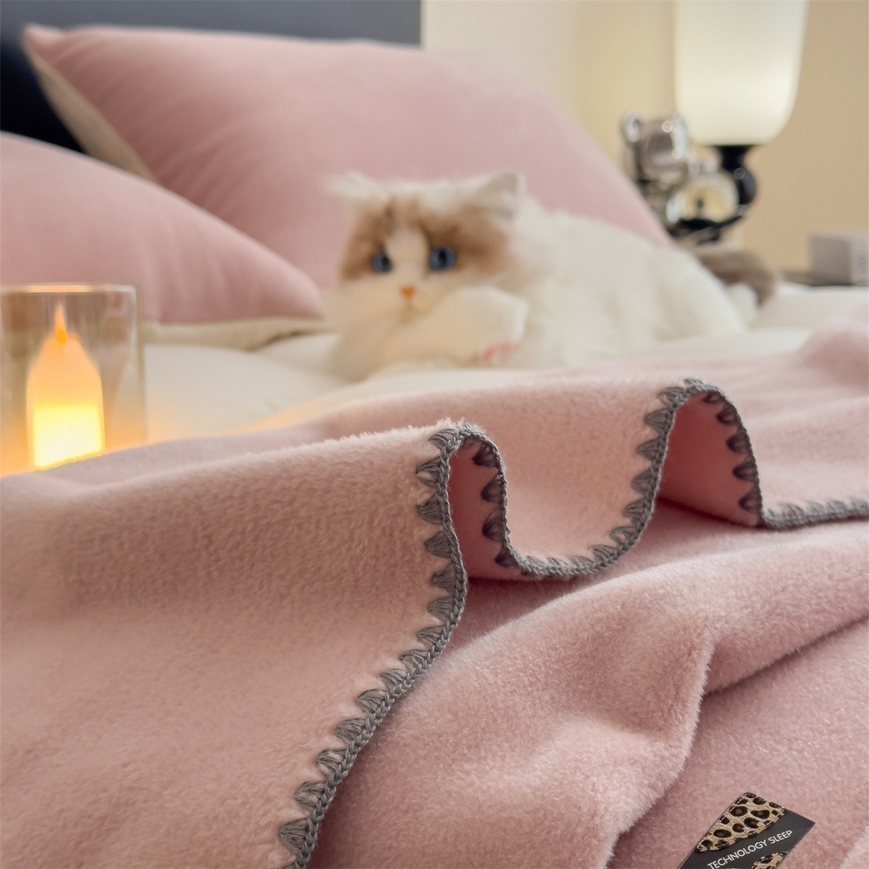 91家纺网 家纺一手货源 找家纺 丝幔家纺 2025新款A类羊棉绒原创设计毛毯系列 粉色