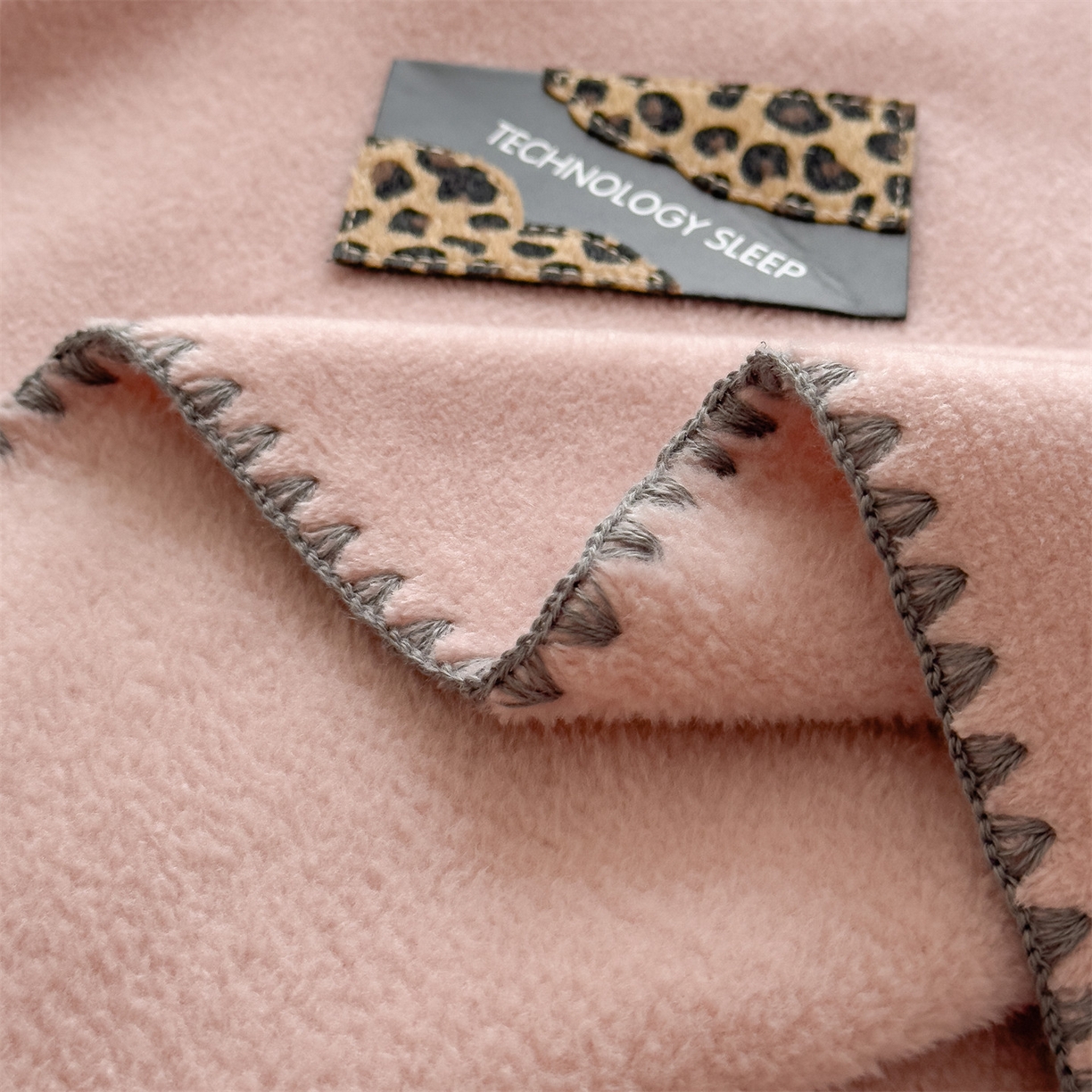 91家纺网 家纺一手货源 找家纺 丝幔家纺 2025新款A类羊棉绒原创设计毛毯系列 粉色