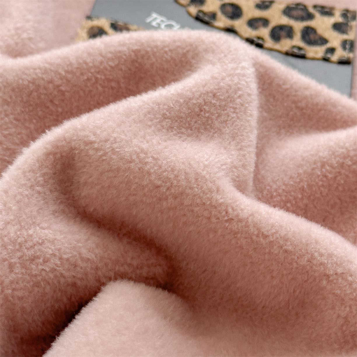 91家纺网 家纺一手货源 找家纺 丝幔家纺 2025新款A类羊棉绒原创设计毛毯系列 粉色