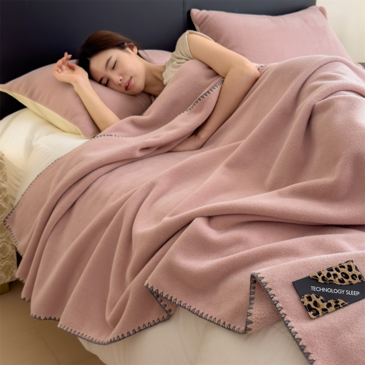 91家纺网 家纺一手货源 找家纺 丝幔家纺 2025新款A类羊棉绒原创设计毛毯系列 粉色