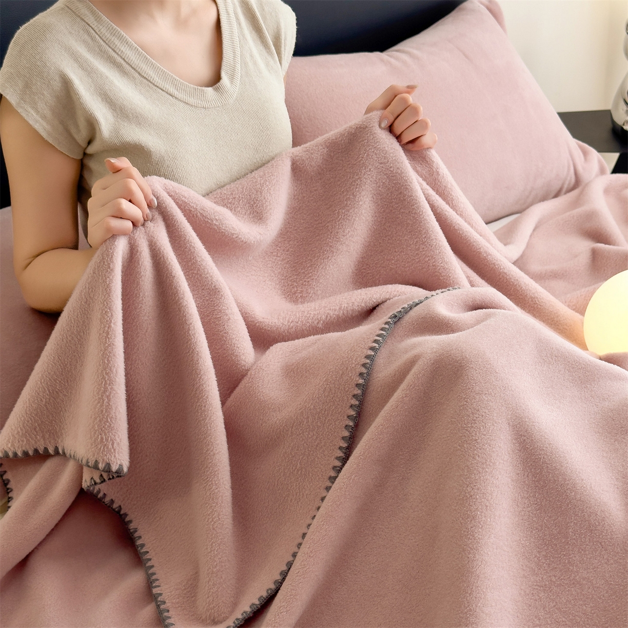 91家纺网 家纺一手货源 找家纺 丝幔家纺 2025新款A类羊棉绒原创设计毛毯系列 粉色