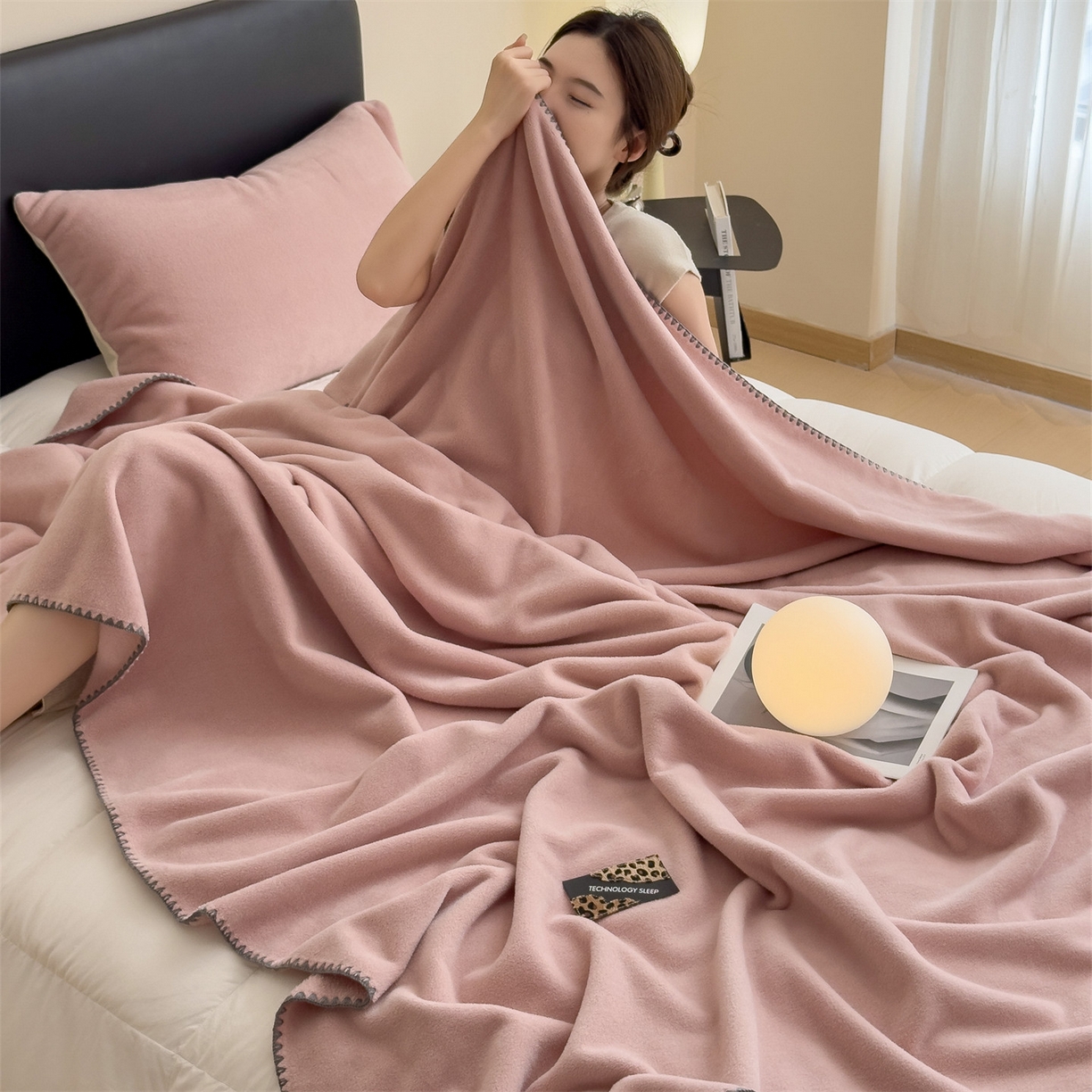 91家纺网 家纺一手货源 找家纺 丝幔家纺 2025新款A类羊棉绒原创设计毛毯系列 粉色