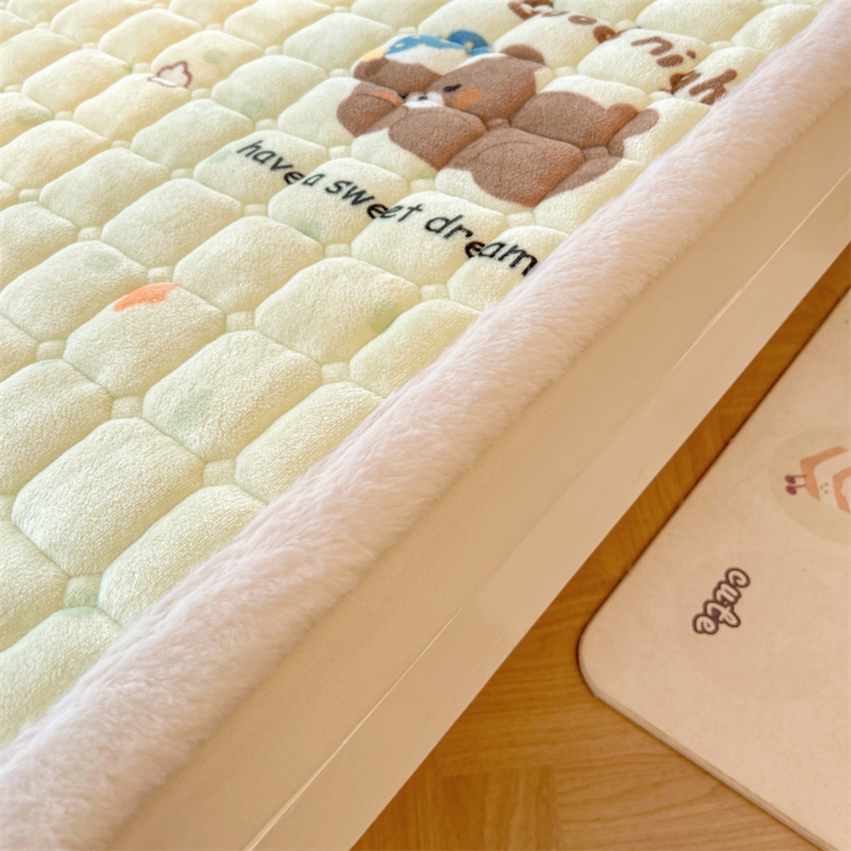 91家纺网 家纺一手货源 找家纺 喜居 2025新款印花牛奶绒夹棉床褥垫床垫子褥子 安睡熊