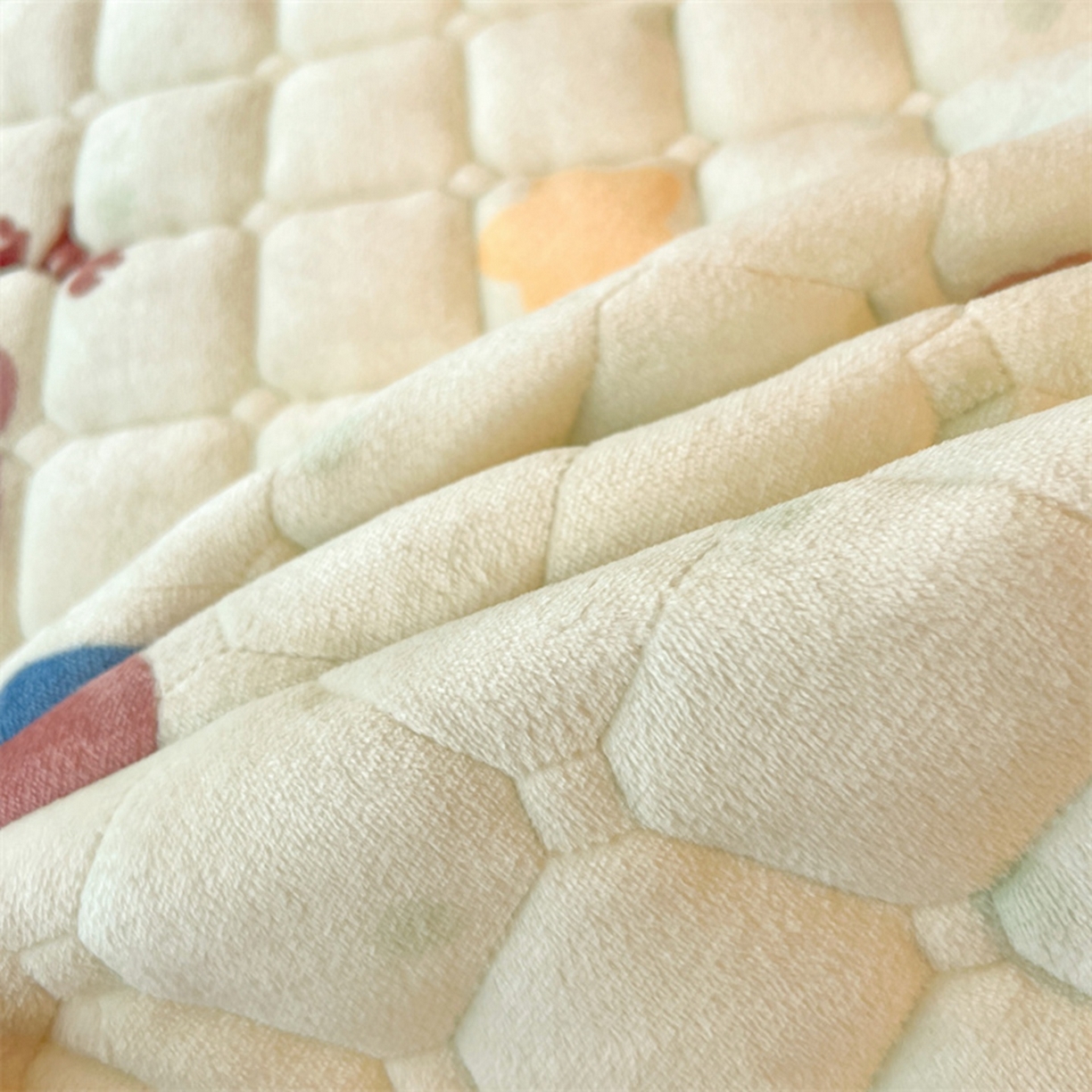 91家纺网 家纺一手货源 找家纺 喜居 2025新款印花牛奶绒夹棉床褥垫床垫子褥子 安睡熊