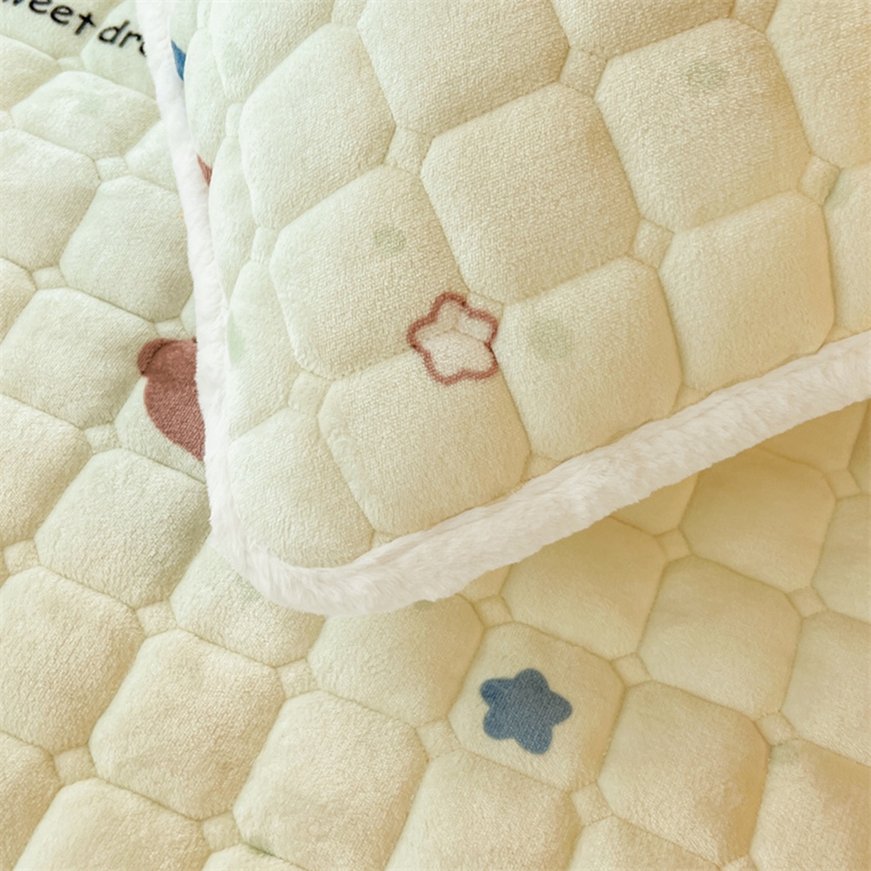 91家纺网 家纺一手货源 找家纺 喜居 2025新款印花牛奶绒夹棉床褥垫床垫子褥子 安睡熊