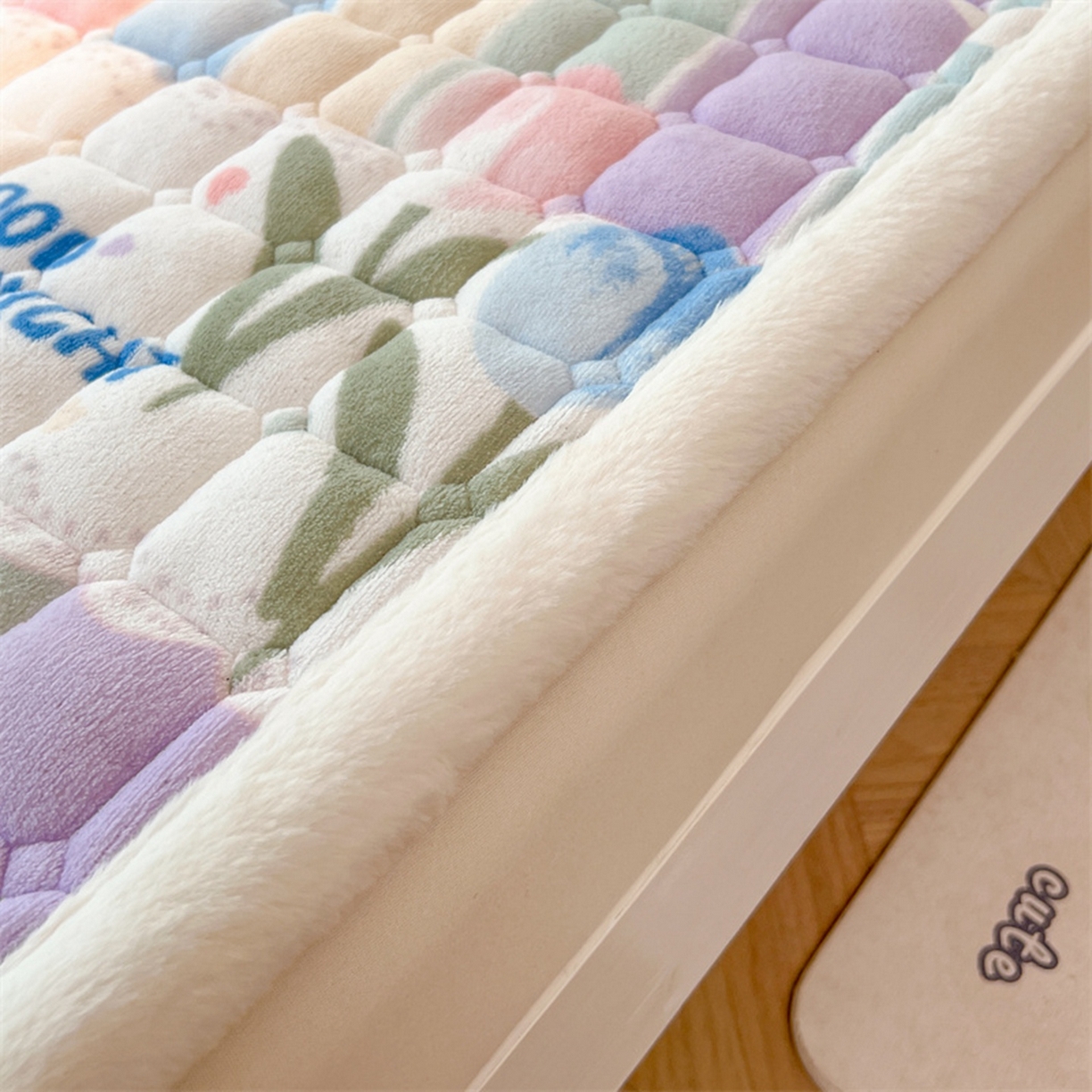 91家纺网 家纺一手货源 找家纺 喜居 2025新款印花牛奶绒夹棉床褥垫床垫子褥子 彩虹郁金香