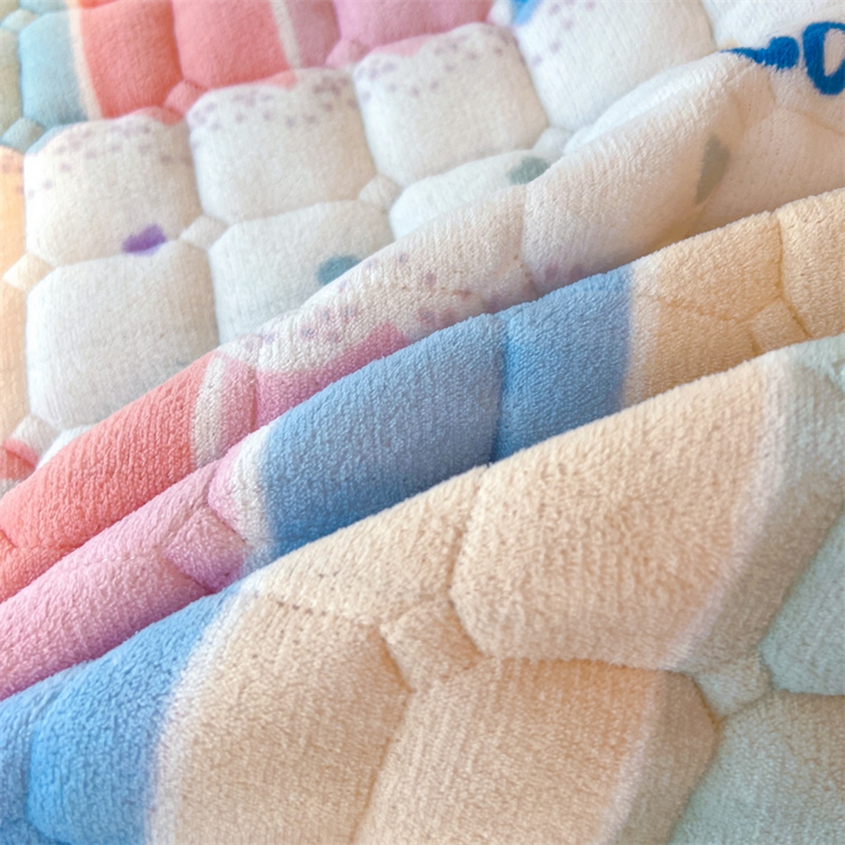 91家纺网 家纺一手货源 找家纺 喜居 2025新款印花牛奶绒夹棉床褥垫床垫子褥子 彩虹郁金香