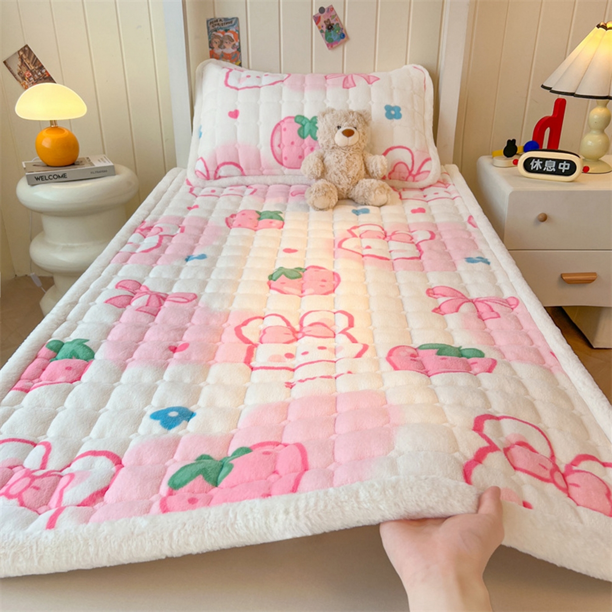 91家纺网 家纺一手货源 找家纺 喜居 2025新款印花牛奶绒夹棉床褥垫床垫子褥子 草莓小兔
