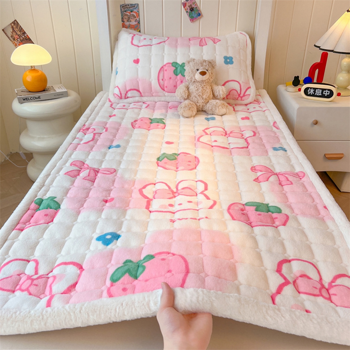 91家纺网 家纺一手货源 找家纺 喜居 2025新款印花牛奶绒夹棉床褥垫床垫子褥子 草莓小兔