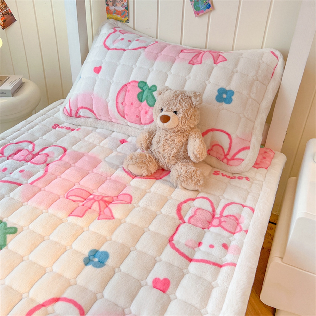 91家纺网 家纺一手货源 找家纺 喜居 2025新款印花牛奶绒夹棉床褥垫床垫子褥子 草莓小兔