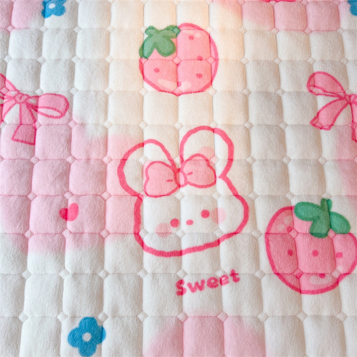 91家纺网 家纺一手货源 找家纺 喜居 2025新款印花牛奶绒夹棉床褥垫床垫子褥子 草莓小兔