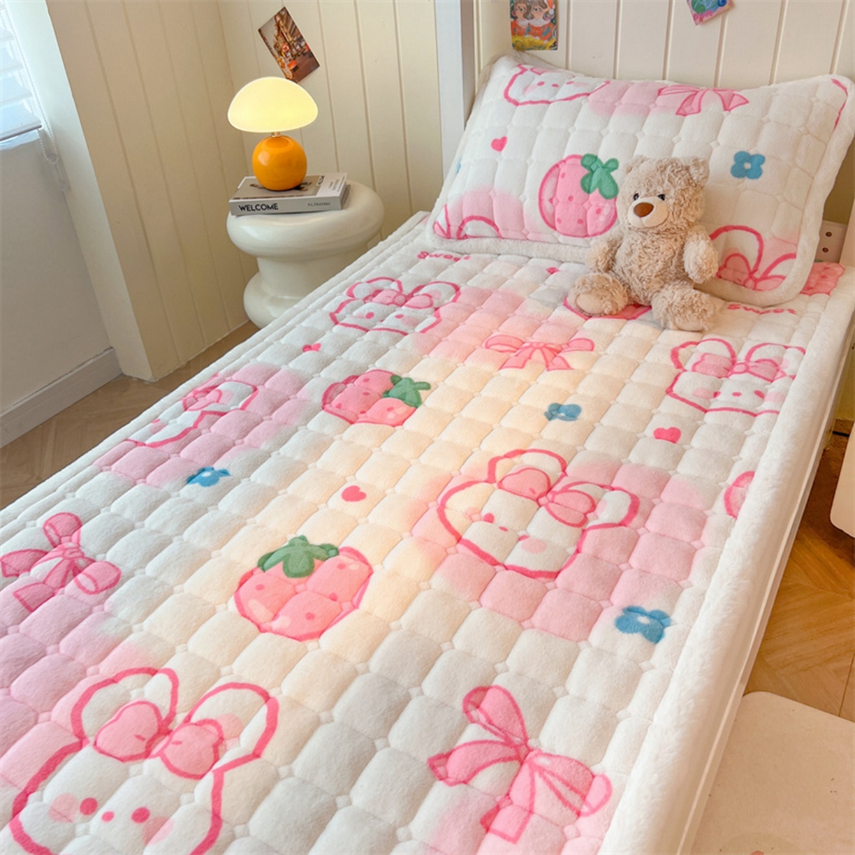 91家纺网 家纺一手货源 找家纺 喜居 2025新款印花牛奶绒夹棉床褥垫床垫子褥子 草莓小兔