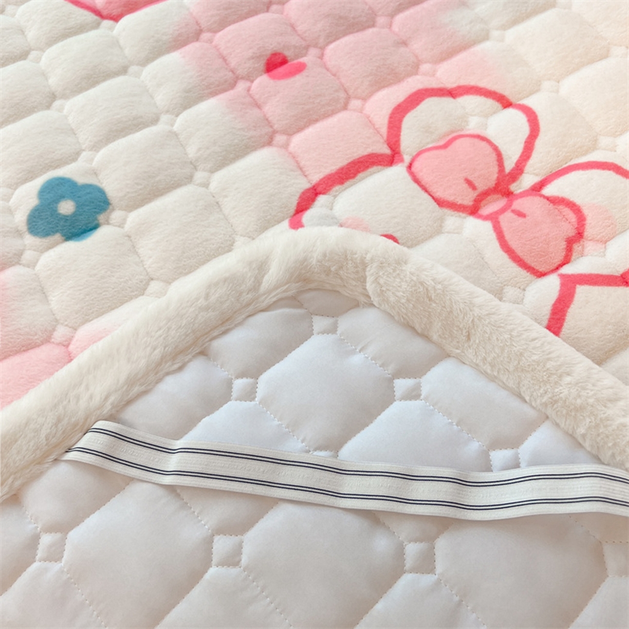 91家纺网 家纺一手货源 找家纺 喜居 2025新款印花牛奶绒夹棉床褥垫床垫子褥子 草莓小兔