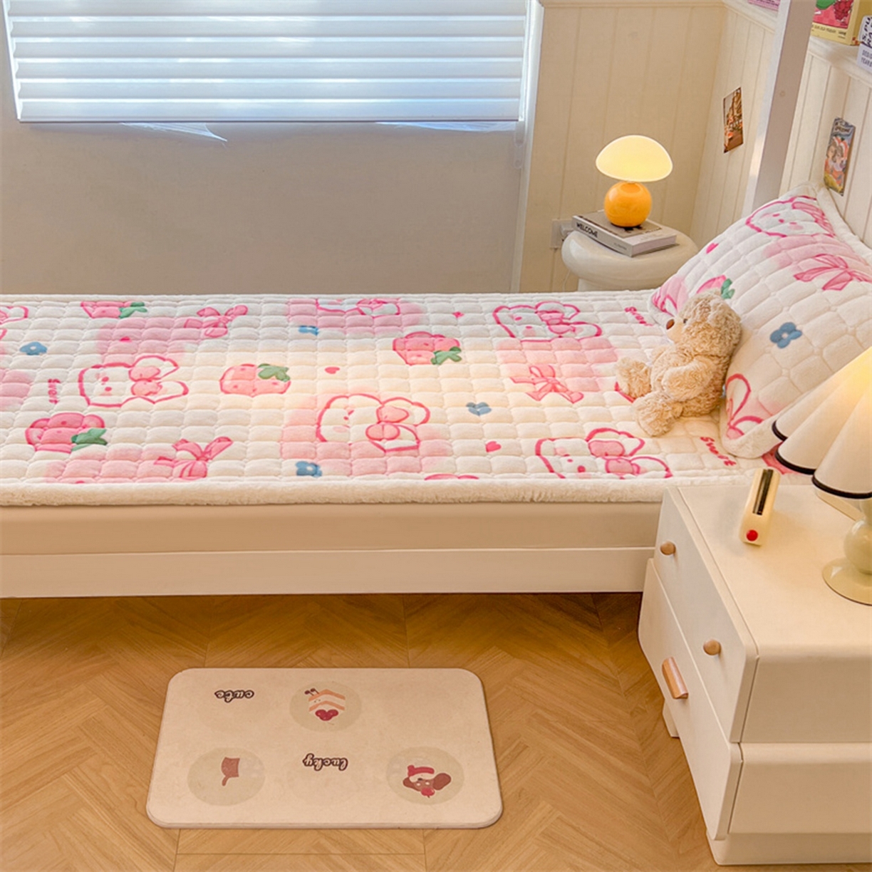 91家纺网 家纺一手货源 找家纺 喜居 2025新款印花牛奶绒夹棉床褥垫床垫子褥子 草莓小兔