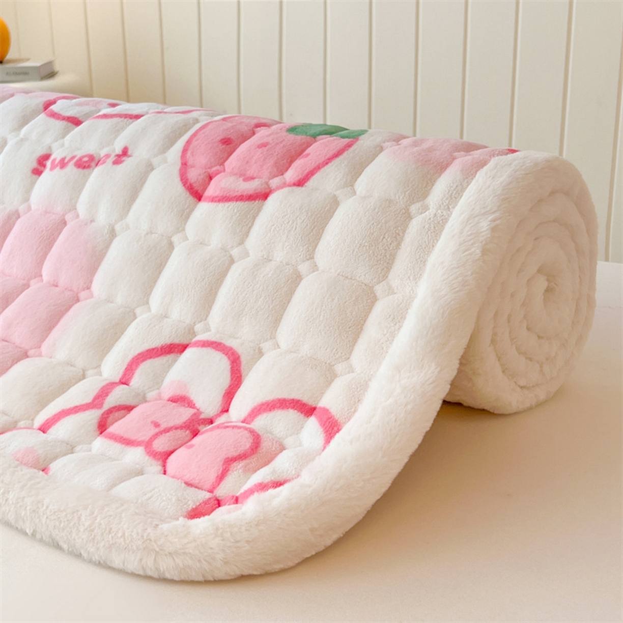 91家纺网 家纺一手货源 找家纺 喜居 2025新款印花牛奶绒夹棉床褥垫床垫子褥子 草莓小兔