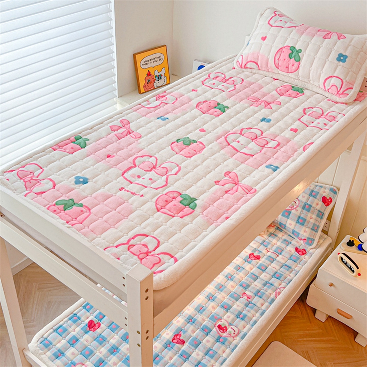 91家纺网 家纺一手货源 找家纺 喜居 2025新款印花牛奶绒夹棉床褥垫床垫子褥子 草莓小兔