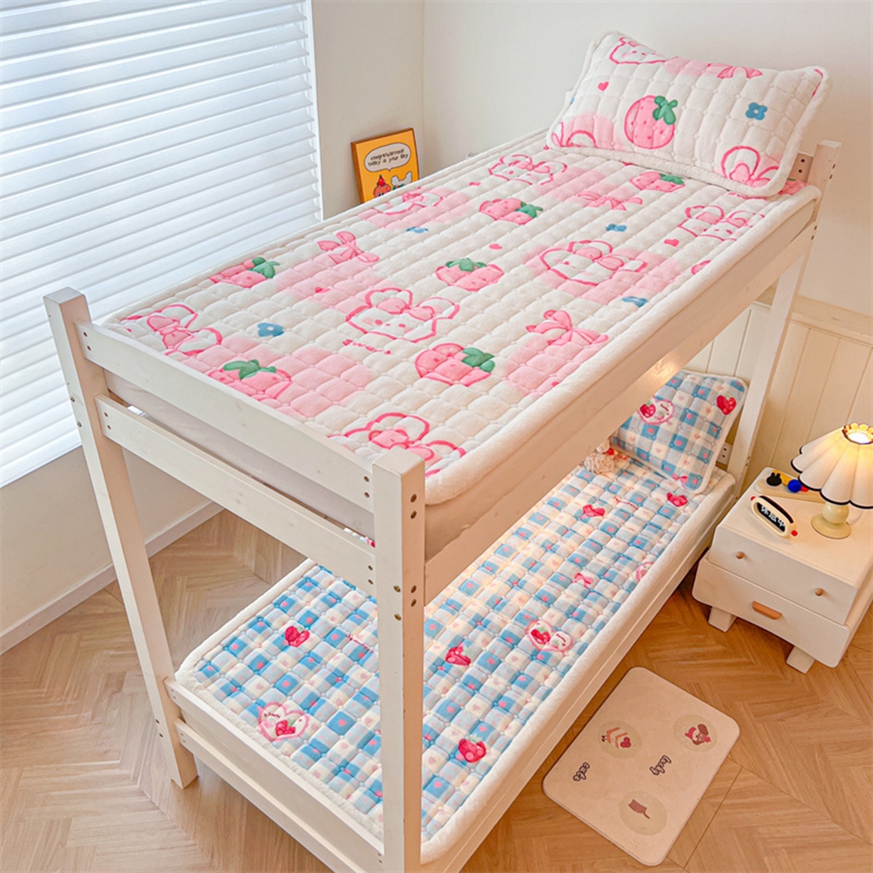 91家纺网 家纺一手货源 找家纺 喜居 2025新款印花牛奶绒夹棉床褥垫床垫子褥子 草莓小兔