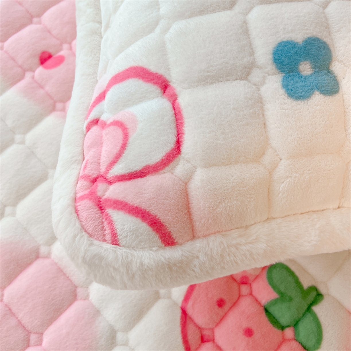 91家纺网 家纺一手货源 找家纺 喜居 2025新款印花牛奶绒夹棉床褥垫床垫子褥子 草莓小兔