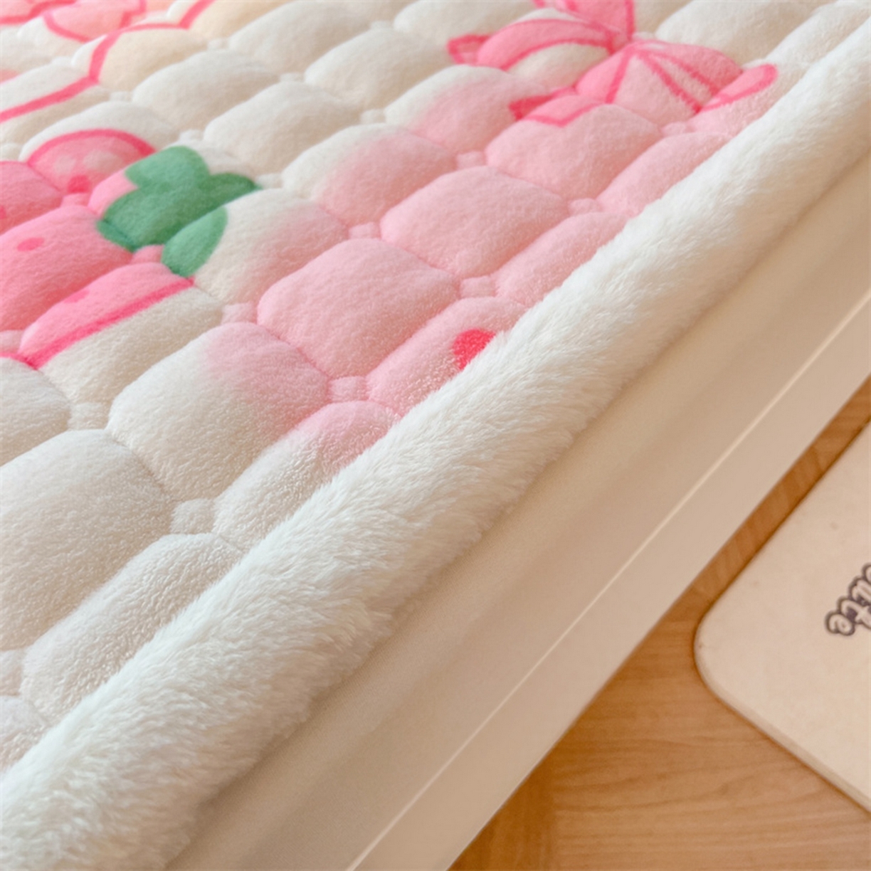 91家纺网 家纺一手货源 找家纺 喜居 2025新款印花牛奶绒夹棉床褥垫床垫子褥子 草莓小兔